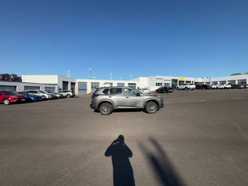 Used 2024 Nissan Rogue S AWD/4WD image 11