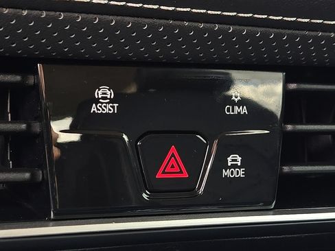 Used 2024 Volkswagen Atlas SE FWD image 18