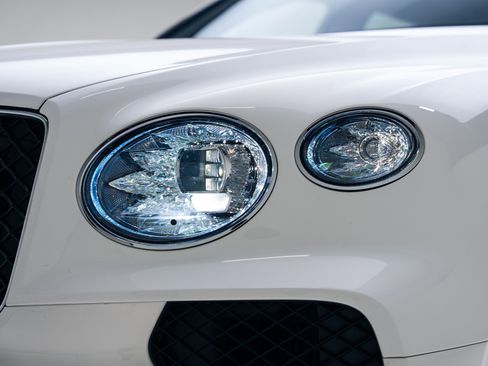 Used 2024 Bentley Bentayga image 11