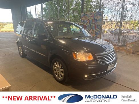 Used 2016 Chrysler Town & Country Touring image 2