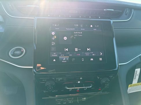 New 2025 Jeep Grand Cherokee Altitude image 18