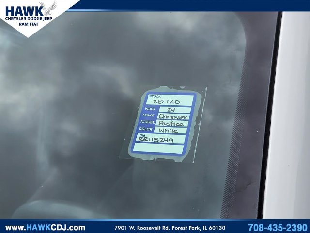 Used 2024 Chrysler Pacifica Limited FWD image 35
