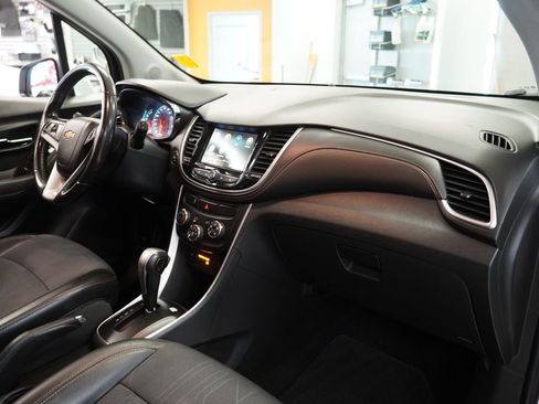Used 2020 Chevrolet Trax LT w/ LT Convenience Package AWD/4WD image 33