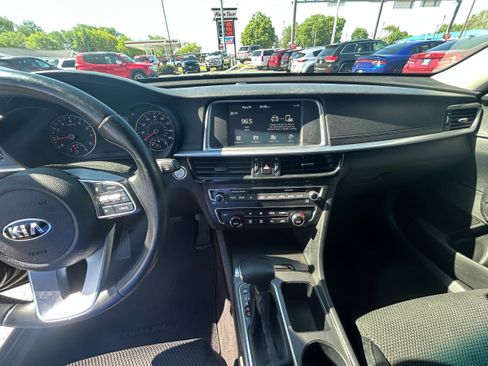 Used 2019 Kia Optima S FWD image 3