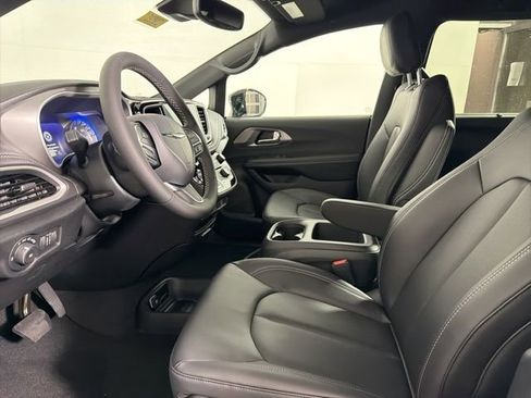 New 2026 Chrysler Pacifica Select image 13