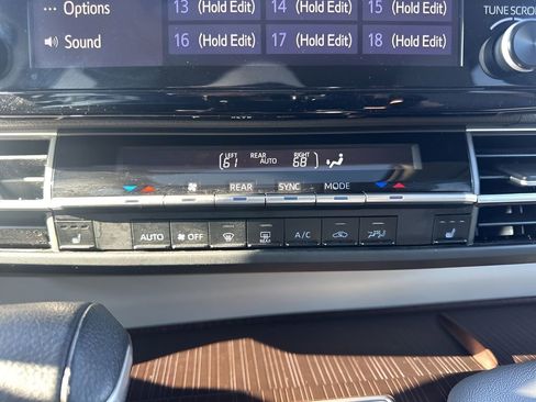 Used 2024 Toyota Sienna XLE image 21