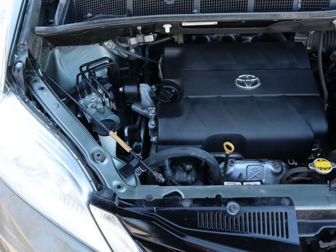 Used 2014 Toyota Sienna LE image 38