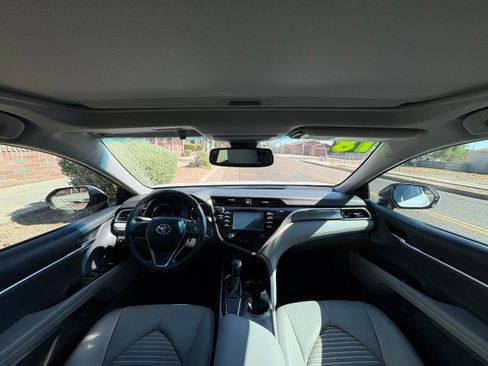 Used 2018 Toyota Camry SE w/ Moonroof Package FWD image 13