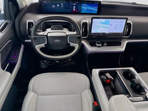 Used 2025 Ford Expedition Platinum w/ Driver's Package AWD/4WD image 17