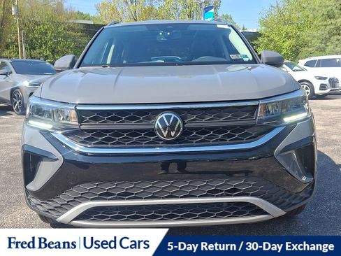 Certified 2023 Volkswagen Taos SE w/ Panoramic Sunroof Package AWD/4WD image 2