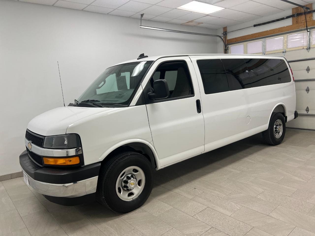 Used 2025 Chevrolet Express 3500 LT w/ LT Preferred Equipment Group RWD image 7