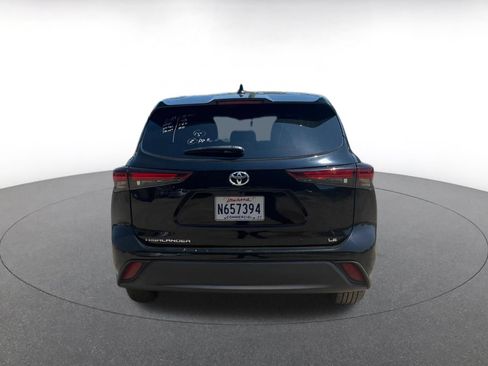 Used 2025 Toyota Highlander LE FWD image 12