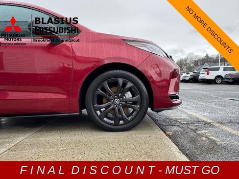 Used 2025 Toyota Sienna XSE w/ XSE Plus Package image 11