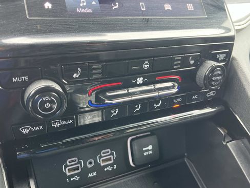 Used 2023 Jeep Grand Cherokee Altitude image 34