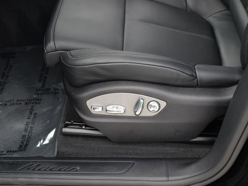 Certified 2025 Porsche Macan image 31