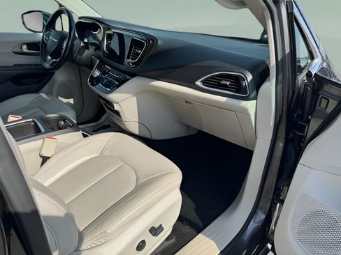 Used 2018 Chrysler Pacifica Touring-L Plus FWD image 18