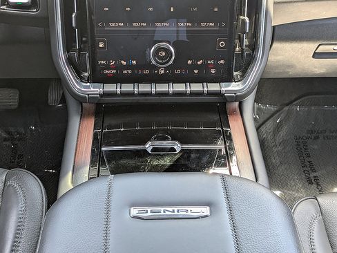 Certified 2025 GMC Yukon Denali AWD/4WD image 36