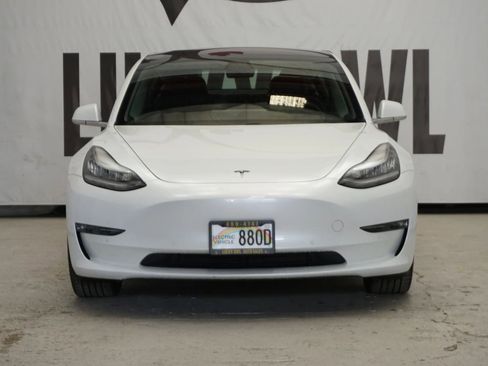 Used 2018 Tesla Model 3 Mid Range RWD image 2