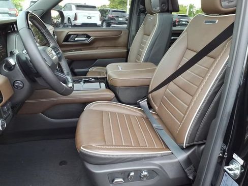 Used 2025 GMC Yukon Denali Ultimate AWD/4WD image 5