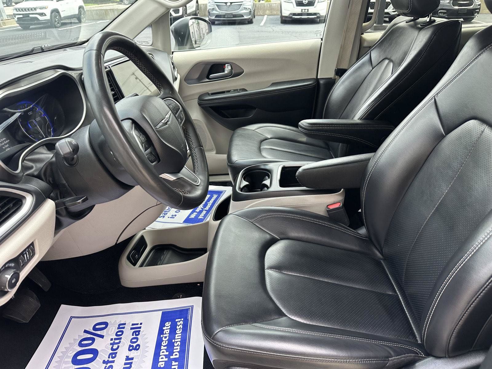 Used 2023 Chrysler Pacifica Touring-L FWD image 19