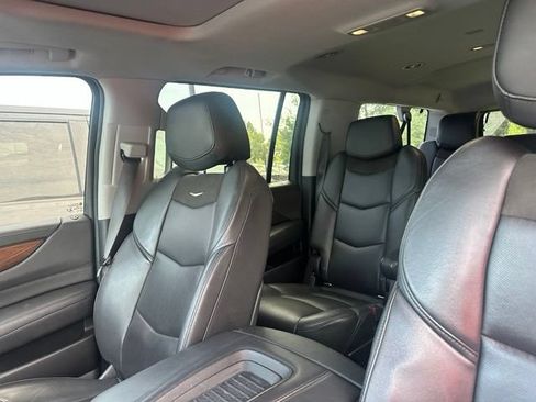 Used 2020 Cadillac Escalade ESV Luxury AWD/4WD image 11