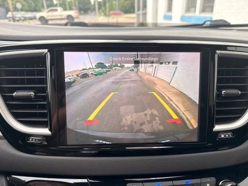 Used 2025 Chrysler Pacifica Select FWD image 31