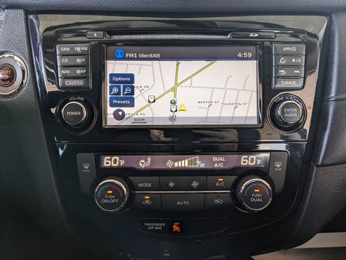 Used 2017 Nissan Rogue SV FWD image 3
