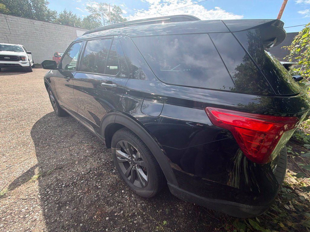 Used 2021 Ford Explorer XLT w/ Equipment Group 202A AWD/4WD image 8