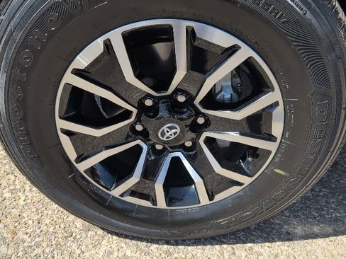 Used 2022 Toyota Tacoma TRD Sport w/ Technology Package image 24