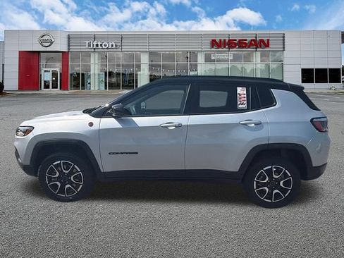 Used 2025 Jeep Compass Trailhawk AWD/4WD image 4