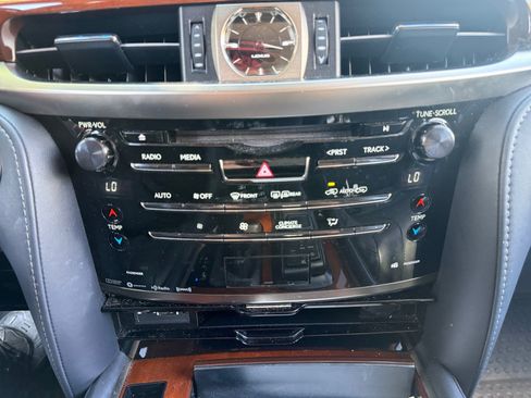 Used 2020 Lexus LX 570 4WD w/ Luxury Package image 12