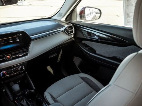 Used 2025 Chevrolet TrailBlazer LT image 35