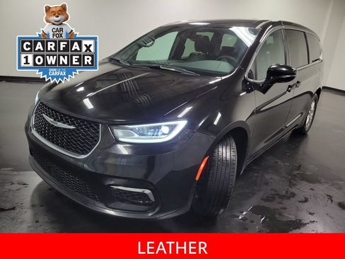 Used 2025 Chrysler Pacifica Select FWD image 4