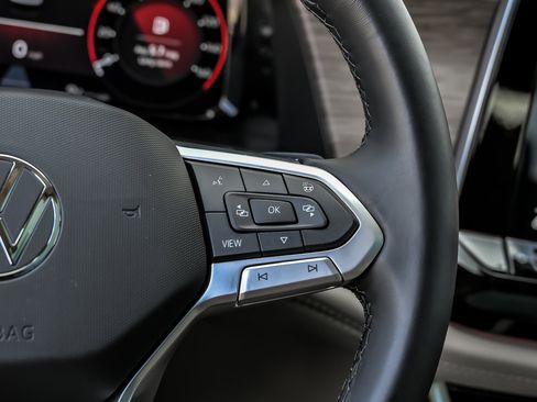 Used 2025 Volkswagen Atlas SEL Premium R-Line image 37