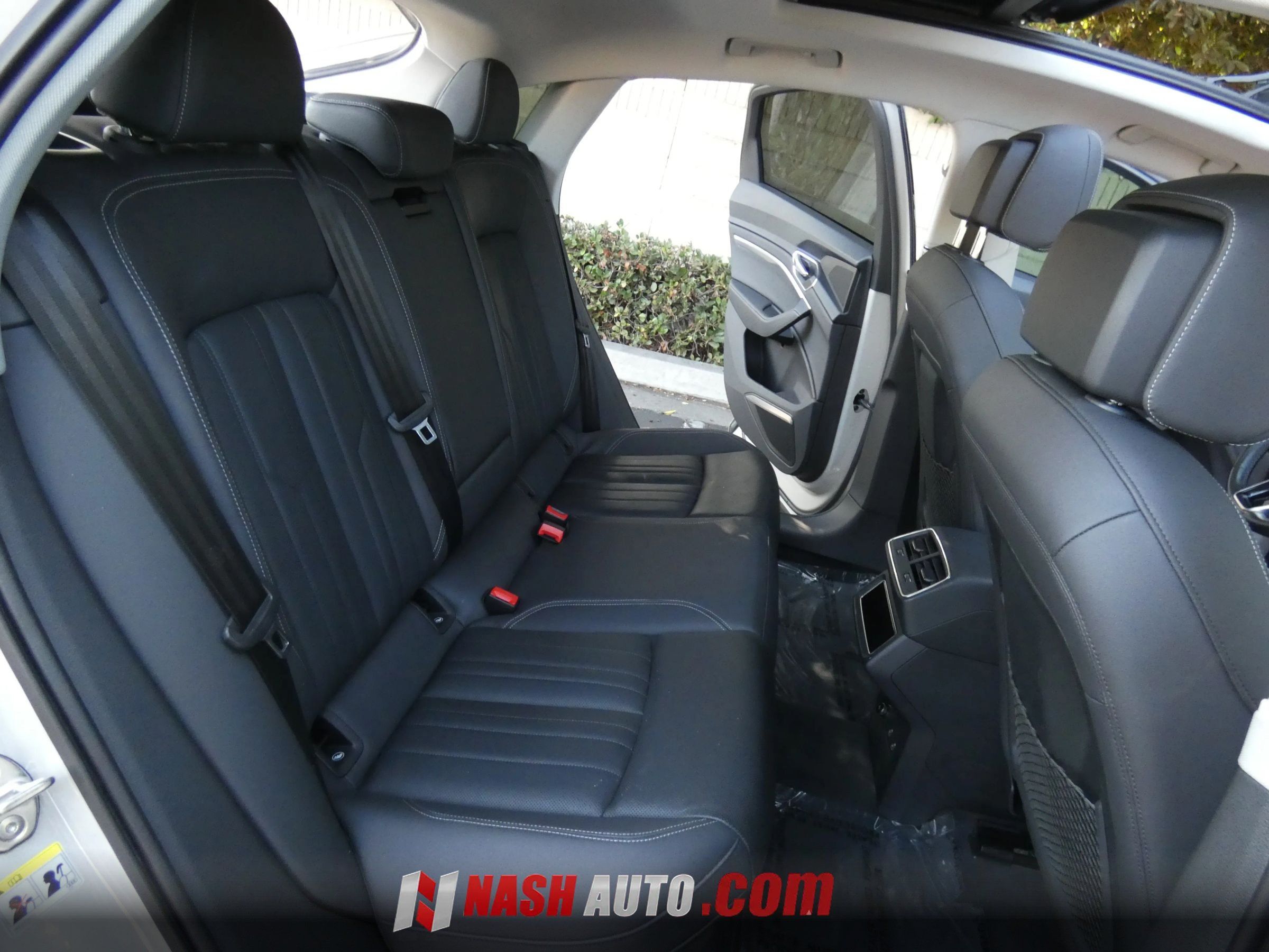 Used 2022 Audi e-tron Premium Plus w/ Premium Plus Package AWD/4WD image 39