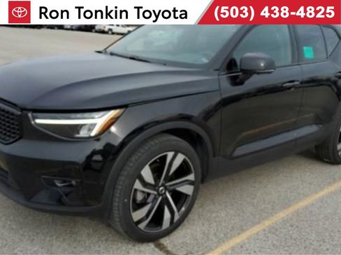 Used 2025 Volvo XC40 B5 Plus image 1