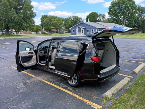 Used 2017 Chrysler Pacifica Touring-L w/ Tire & Wheel Group FWD image 6