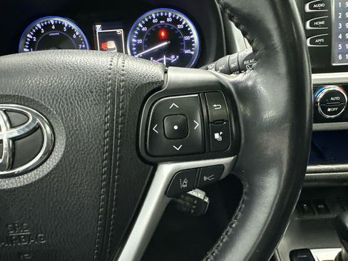 Used 2018 Toyota Highlander SE image 29