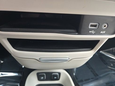 Used 2019 Chrysler Pacifica Limited image 34