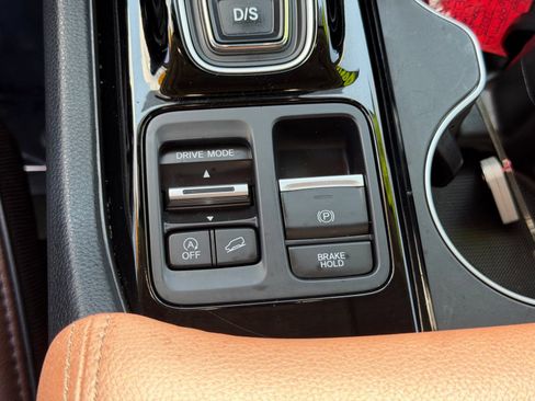 Used 2025 Honda Pilot Elite image 28