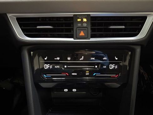 Certified 2025 Volkswagen Taos SE w/ Panoramic Sunroof Package image 22