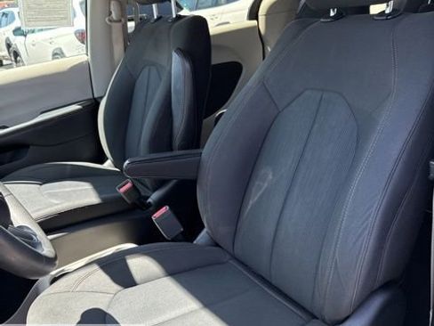 Used 2017 Chrysler Pacifica Touring w/ Tire & Wheel Group image 22