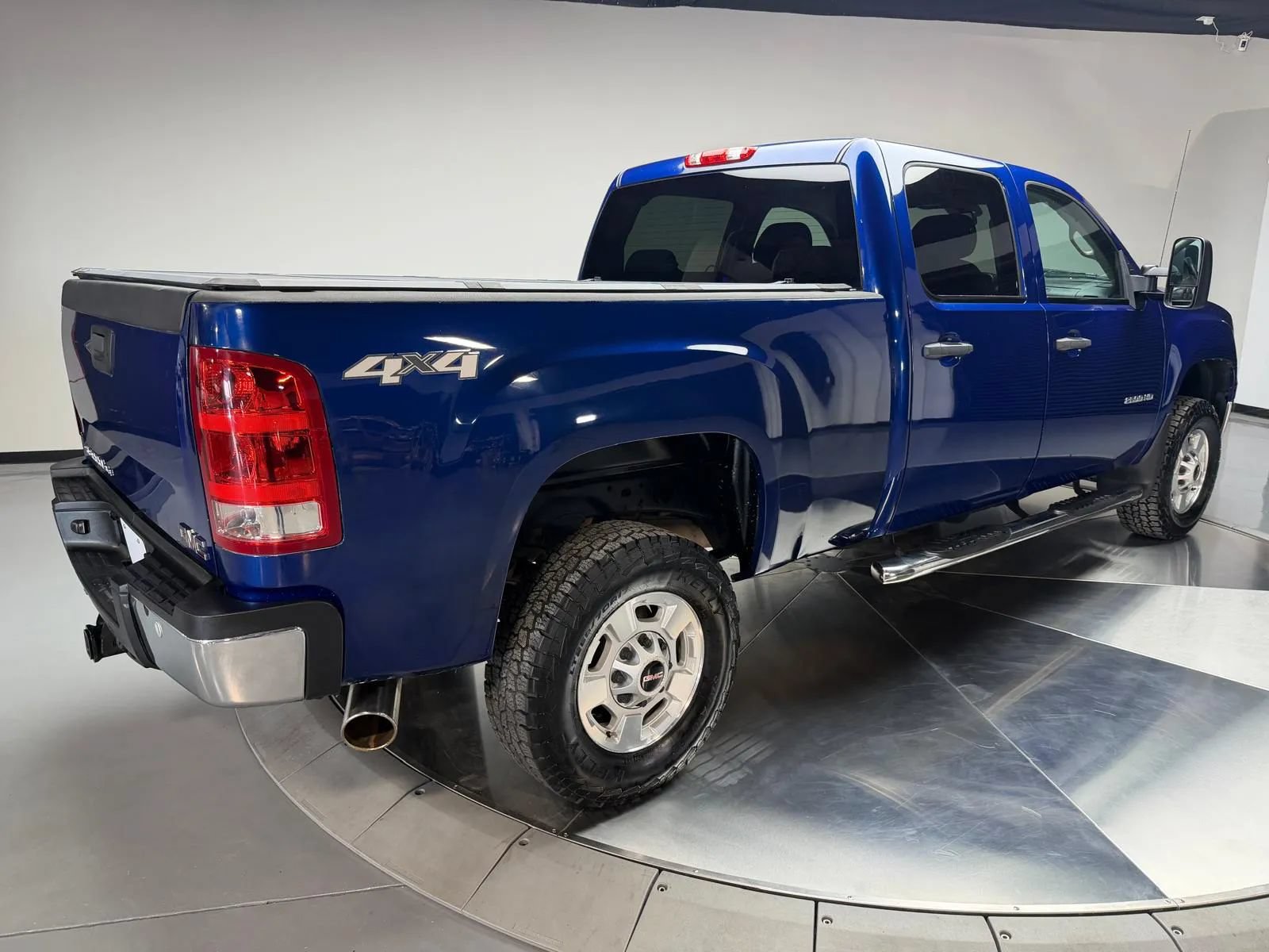Used 2013 GMC Sierra 2500 SLE w/ SLE Preferred Package AWD/4WD image 2