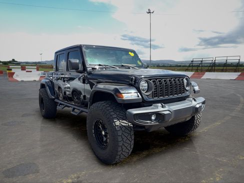 Used 2025 Jeep Gladiator Sport AWD/4WD image 2