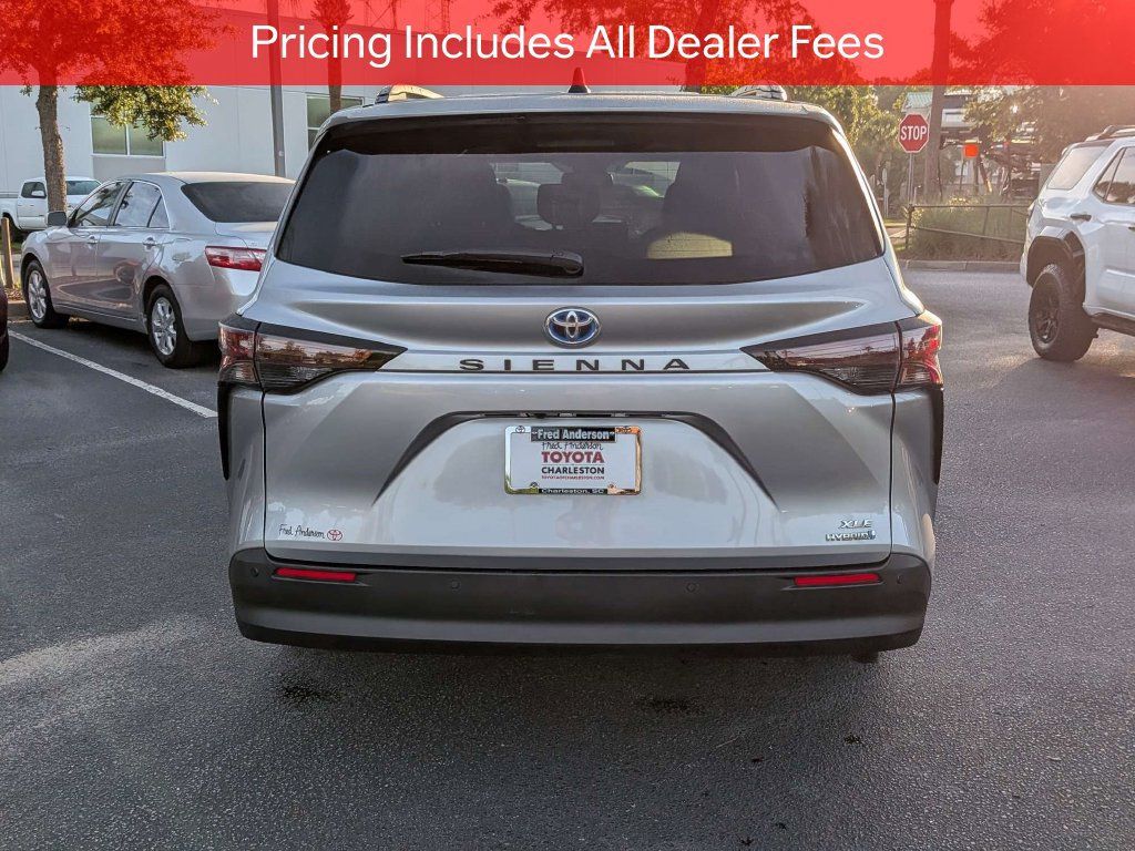 Used 2023 Toyota Sienna XLE FWD image 6
