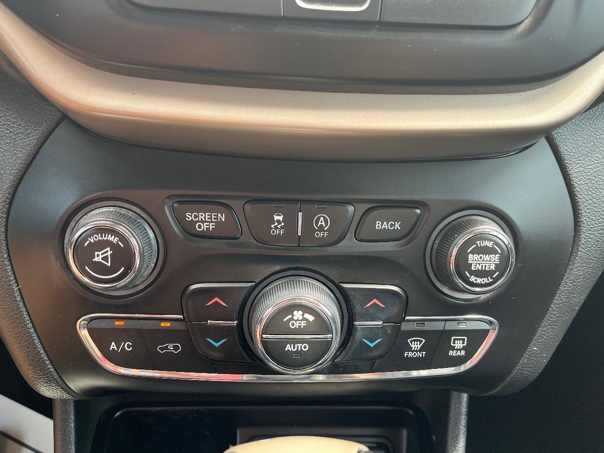 Used 2015 Jeep Cherokee Limited AWD/4WD image 16