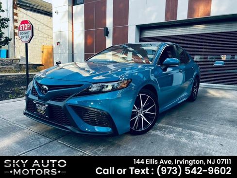 Used 2023 Toyota Camry SE FWD image 1