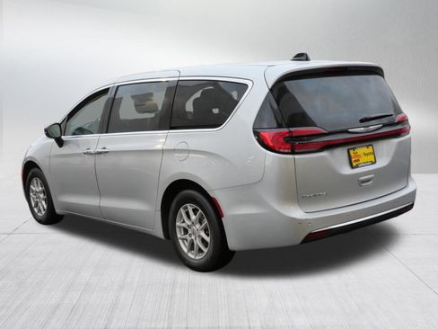 Used 2024 Chrysler Pacifica Touring-L image 5