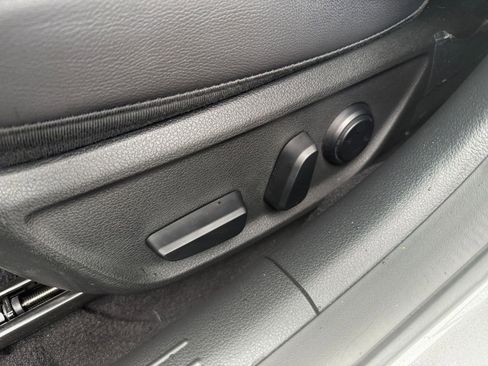 Used 2025 Genesis G70 2.5T image 23