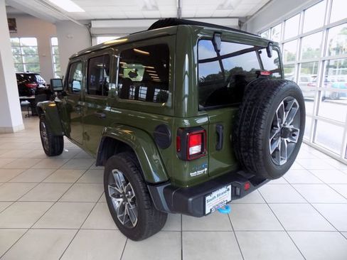 Used 2024 Jeep Wrangler Unlimited w/ Convenience Group AWD/4WD image 5